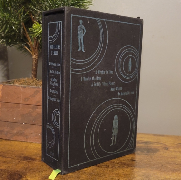 The Wrinkle In Time | By Madeleine L'Engle Limited Edition Quintet Box Set - Picture 6 of 12